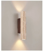 "Elegante travertin wandlamp met warme LED-verlichting, ideaal voor sfeervolle ruimtes. Maatopties: 28 cm en 32 cm."