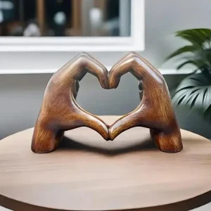 Statue Mains Cœur Grain de Bois